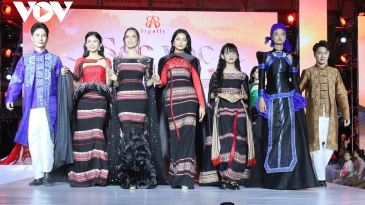 PAMBAK PRAONG BAN SAMBO JIH DALAH TAY NGUYEN