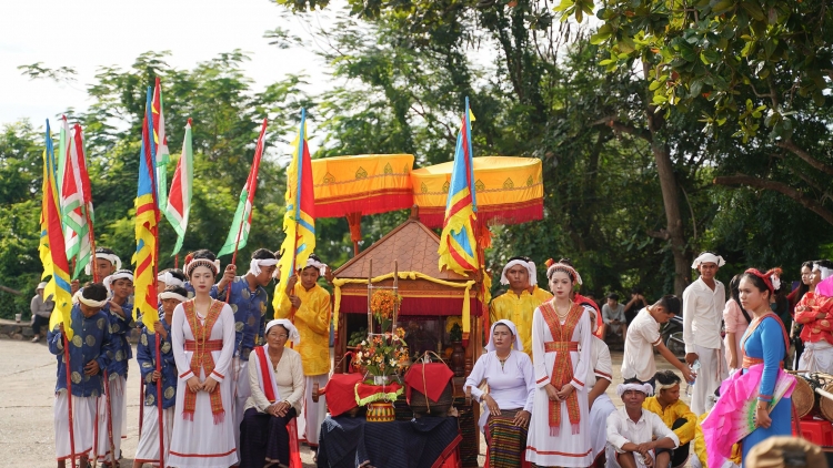 MIKVA BHAP BINI CAM UAN RAOK HAREI KATE THUN 2025