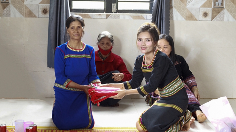 “Đak toh mĕ 'ngam 'lơ̆ng 2 pah kơtum kơtŏng” – Khôi oei xa 'lơ̆ng lơ̆m tơ-oei unh om kơ bơngai Xơ Đăng