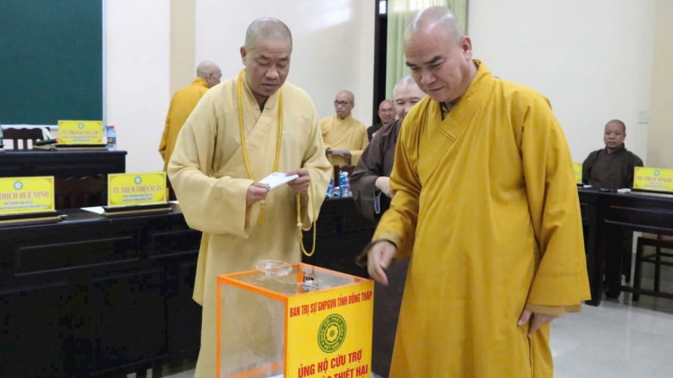 ប្រជាជនខេត្ត ដុងថាប ឆ្ពោះទៅកាន់ជនរួមជាតិត្រូវរង្រ្គោះដោយសារគ្រោះធម្មជាតិ