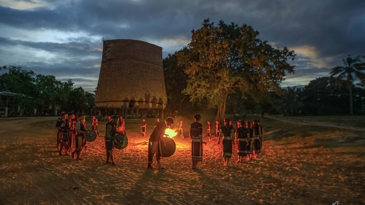 Sang  bơhiàn ờ niam bau kòn