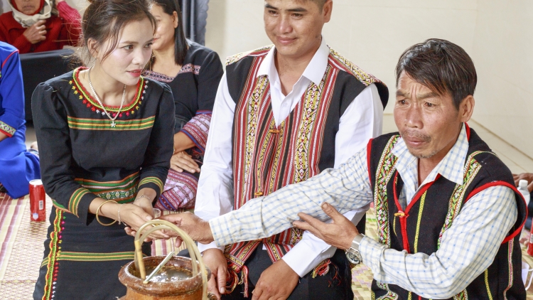 “Dak toh me njŭng bar ding” – Nău hôr tâm pêt mât ur sai Xơ Đăng