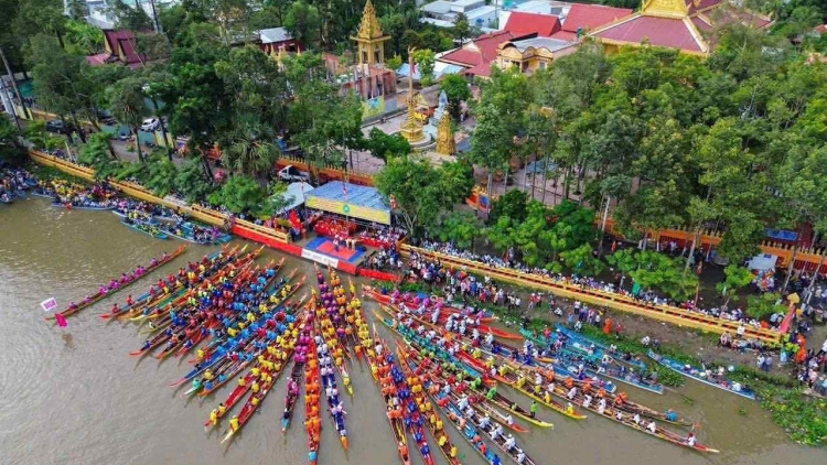 ទូក-ង-ឈើលុងវិលត្រឡប់មកវិញ បង្កើតសន្ទុះថ្មីសំរាប់ពិធីបុណ្យអកអំបុក-  សំពះព្រះខែឆ្នាំ២០២៥