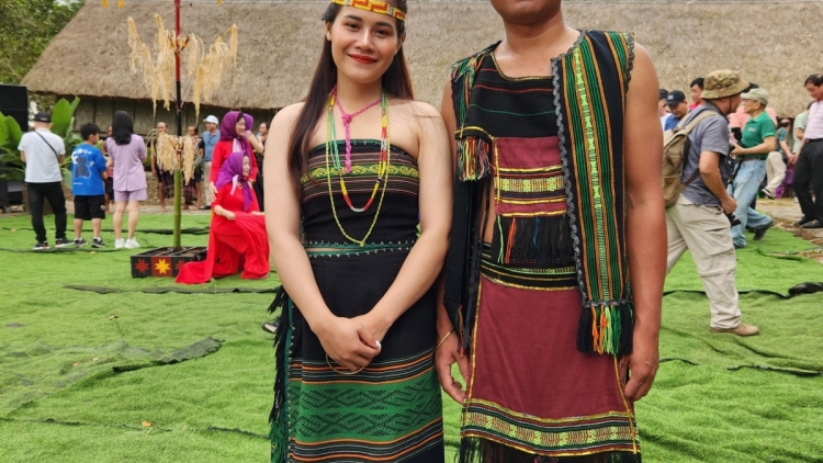 Rnê nău tâm rŏng (Ca ngợi tình yêu đôi lứa)