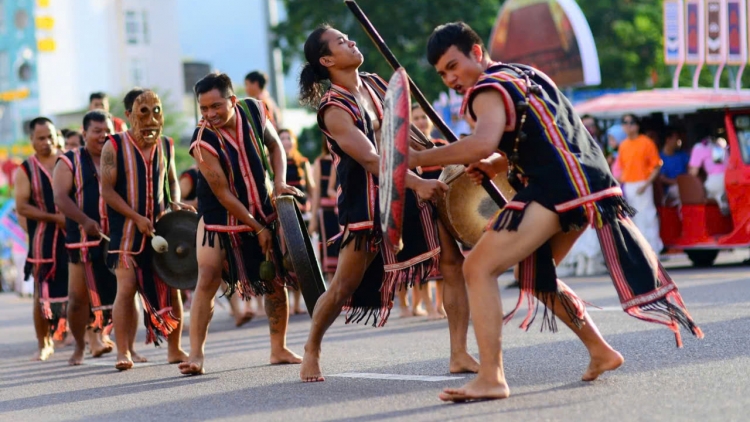 Gia Lai pơhlêh vâ thăm mơnhông ôm hyô ing kong ngo troh a têa kơxĭ