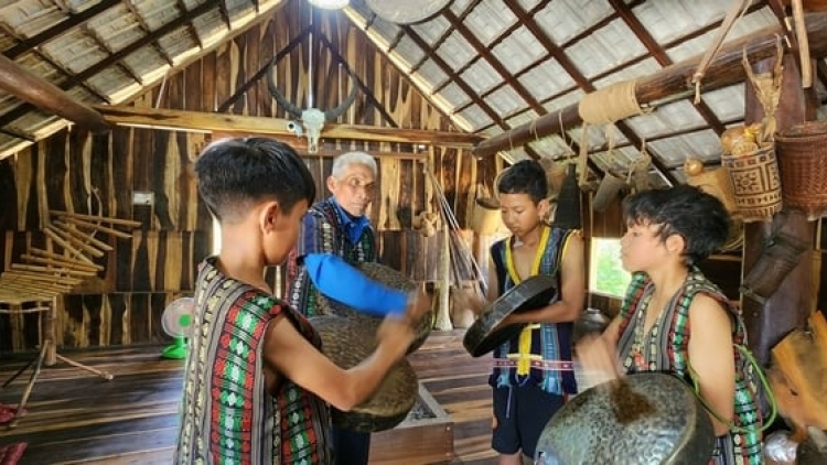 Sang bơhiàn ờ niam bau kòn