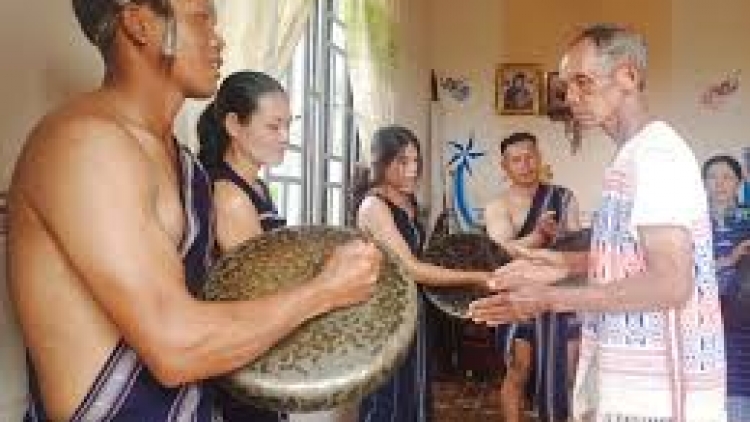 Ùr ơruh hàng niam (Cô gái xinh đẹp)