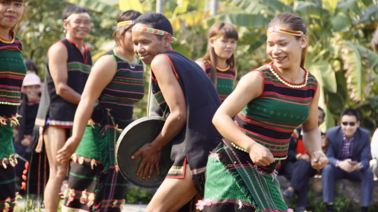 Rnê nău tâm rŏng (Ca ngợi tình yêu đôi lứa)