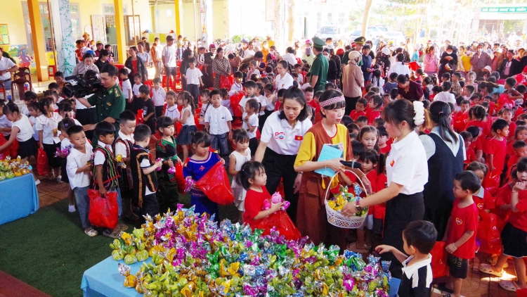 Cèng Trung thu ram mhŭ tus mờ kơnòm dềt kal ke tàm Tây Nguyên 