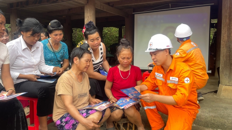 Ngon tô thứ 4 mự 01 căm bườn 10 pì 2025: Tiêng àn điển cuồng mua phồn nong