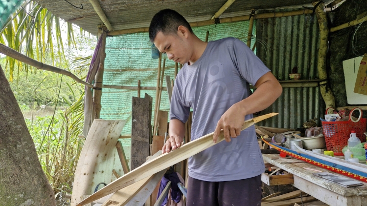 លោកគឹមហ៊ឹងជាអ្នកថែរក្សាព្រលឹងទូក-ង-ក្នុងទម្រង់តូចស្អាត