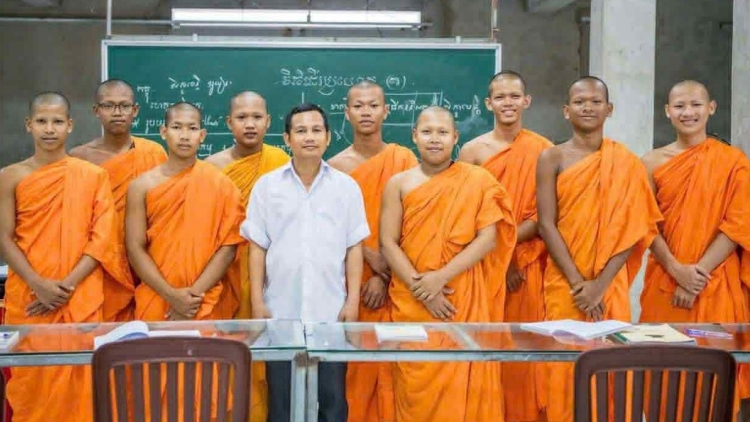 បណ្តាគ្រូបង្រៀនស្ម័គ្រចិត្ត រួមចំណែកអភិរក្សអក្សរសាស្រ្តខ្មែរ