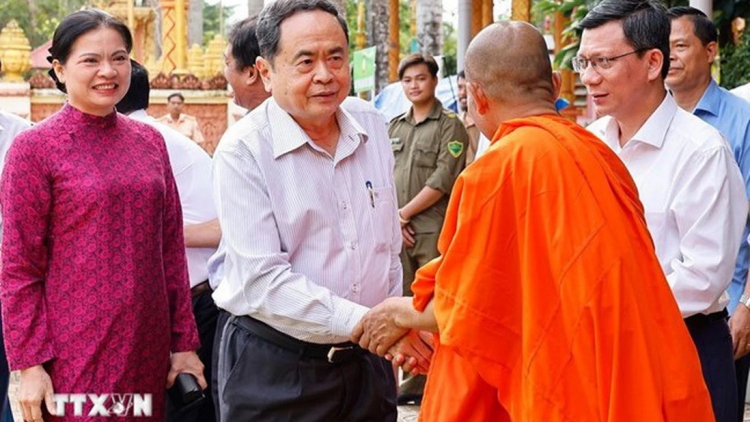 កឹងធើ ក្ដីសប្បាយរីករាយថ្ងៃបុណ្យមហាសាមគ្គីនៅតាមភូមិស្រុកបងប្អូនខ្មែរ។