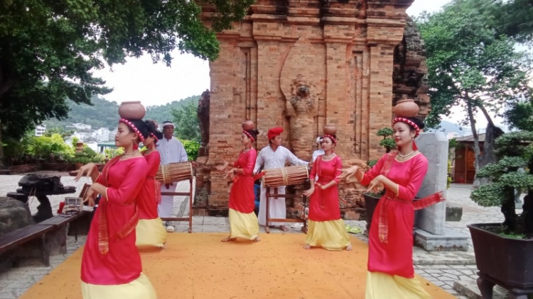 DUAH THAU BAOH PANUAC: " AKAU", "DAHLAK", " HULIN"