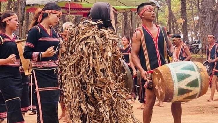 Hơlêm klo tơblăh ayăt (Động viên chồng đi đánh giặc)