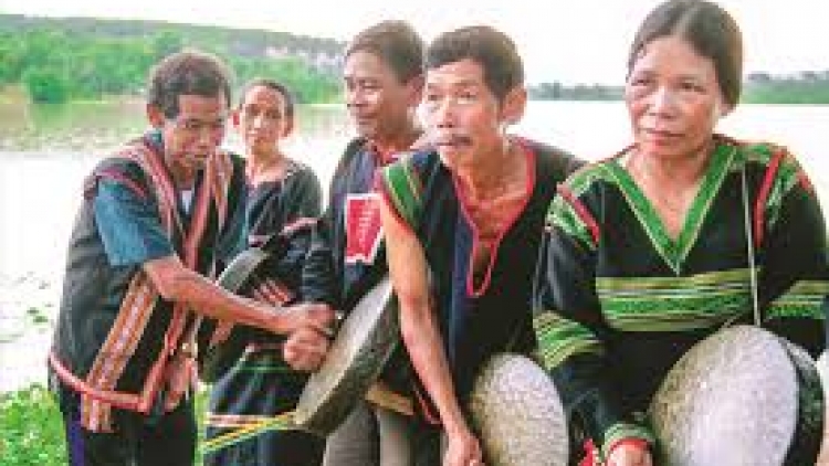 Tăm mnglăp ndrel rdâk njêng nau rêh mhe (Đoàn kết cùng nhau xây dựng cuộc sống mới)