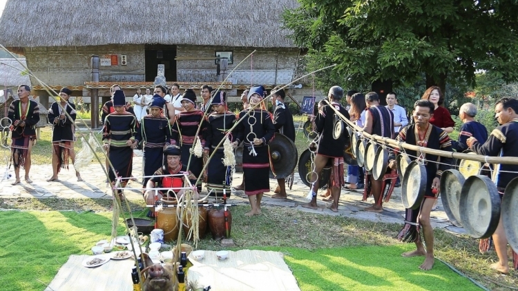 ADAT MBANG AKAOK PADAI BAHRAU DI URANG JARAI