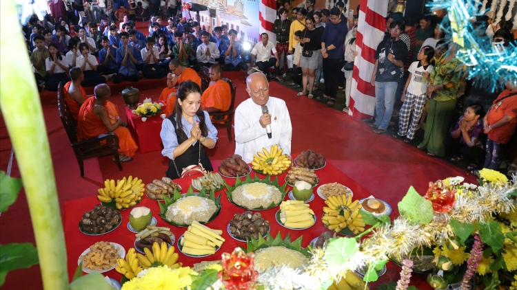 HAREI RAYA IA BULAN, CRAOK KAMANG KOM PAIT DI URANG BHAP BINI KHMER