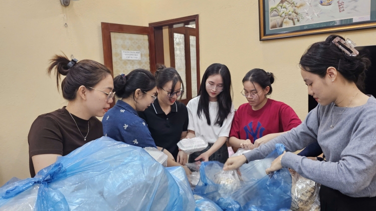 Kon pơlei Tây Nguyên hơvơn akŏm tơmam drăm kăl vă tơgŭm ăn tơring đak hơbông