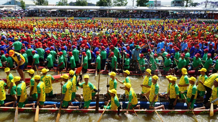 ពិធីបុណ្យអកអំបុកសំពះព្រះខែឆ្នាំ២០២៥ នៅវិញឡុងបានបញ្ចប់ដោយបរិបូណ៌ក្នុងបរិយាកាសខេត្តថ្មី។