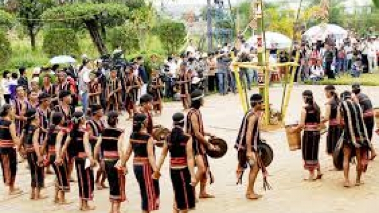 Mơhnhôk kuăn cháu hriâm i rơkê vâ ai cheăng pêi 