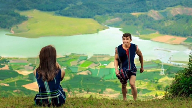 K’Glàng kòn Tìng lòt bơ̆ dà