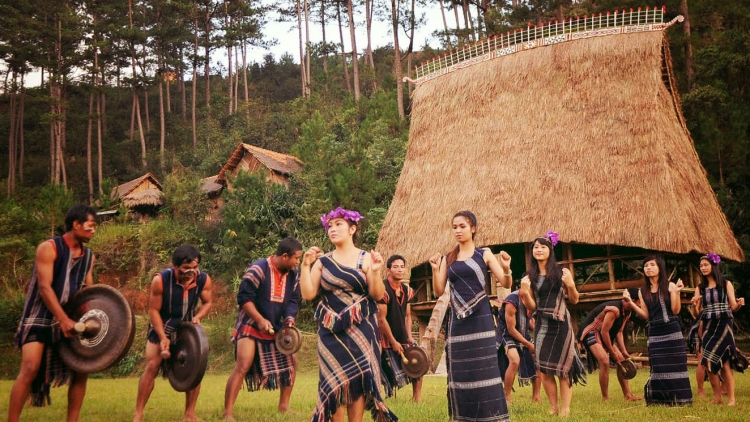 Ràs sa tàm bòn lơgar bơtàu tơngguh jat Bác Hồ