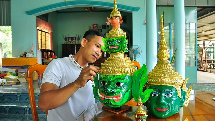  របរធ្វើម្កុដ និងមុខថ្លុករបស់បងប្អូនខ្មែរជាបេតិកភណ្ឌដ៏រស់រវើកក្នុងជីវភាពប្រចាំថ្ងៃ។