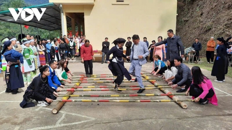 THÁI NGUYÊN NGÒI ĐÂY MỪA KẾT NẠP ĐẢNG DÚ BÚNG DÂN TỘC NỌI CẦN