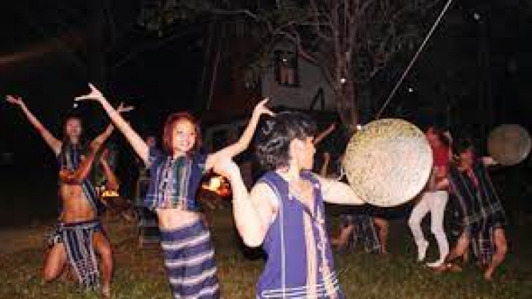 Ràs sa tàm bòn lơgar bơtàu tơngguh jat Bác Hồ