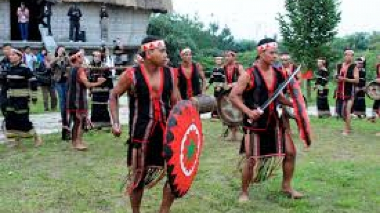 Adơi anet pơtơi Bia (Nàng xinh đẹp tựa chuối lùn)