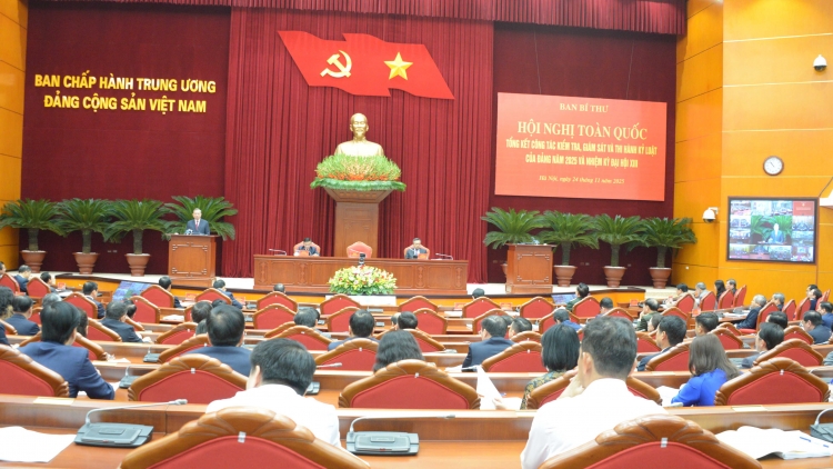 Tổng Bí thư Tô Lâm rđău đă n’hao nău dơi tam ôp uănh, groi nđôi tâm đảng ntơm bah tâm dâng