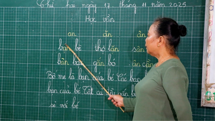 ថ្នាក់រៀនតូចចង្អៀត តែពោពេញដោយក្ដីអាណិតស្រឡាញ់ ពីអ្នកគ្រូត្រឹងធីមឿន។