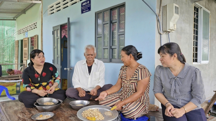 ភូមិស្រុកសប្បាយរីករាយ