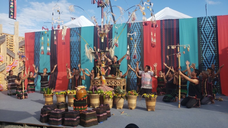 Chờ hờp dơ̆ lơh chờ cing mồng tiah “ƀòn bơh ală gùng ntas dê” 