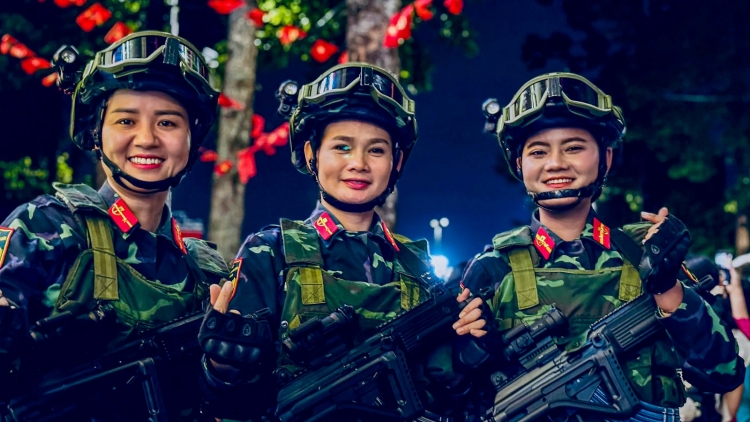 លីនដា យោធិននារីខ្មែរម្នាក់ផ្សព្វផ្សាយស្មារតីបដិវត្តន៍។