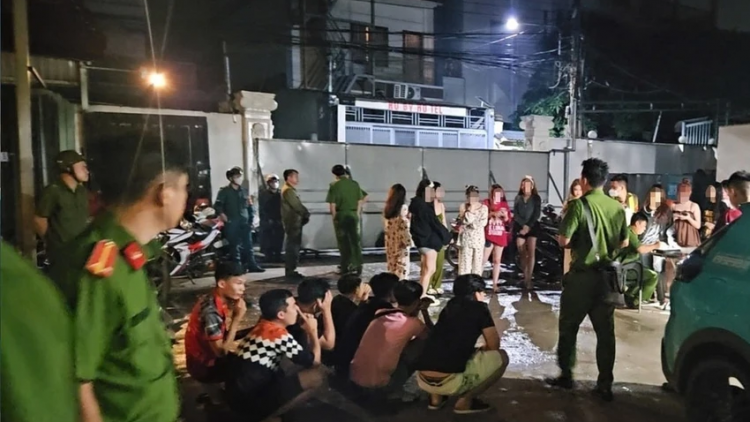 URANG UMO ALA 18 THUN HU NGAK BRUK DI KUAN KARAOKE JENG HA OH?