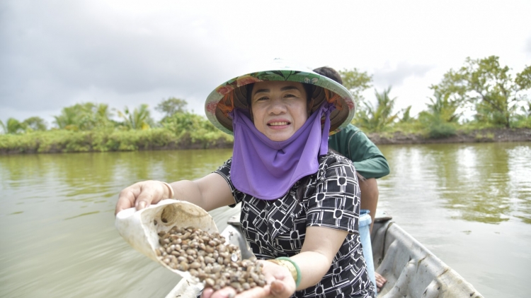 នារីម្នាក់ពោរពេញដោយភាពក្លាហាន ពុះពារក្តីលំបាក ឈោងឈានឡើងធ្វើមានពីសមុទ្រ 