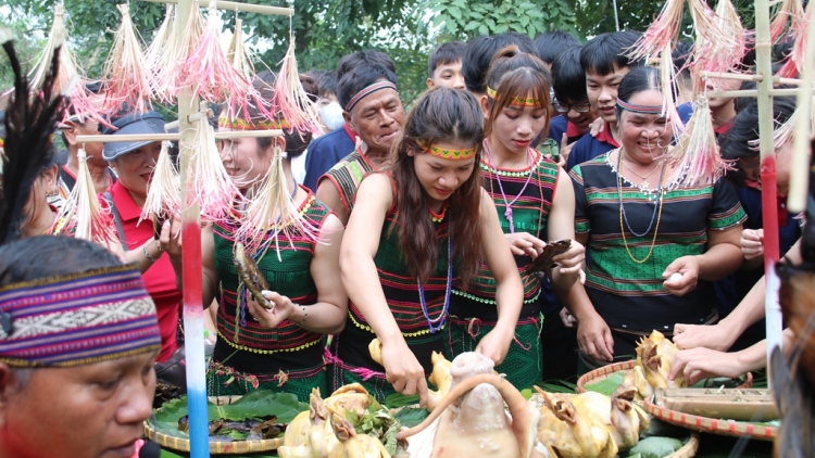 Phiu ro tơdah hơnăm nếo (Vui đón năm mới)