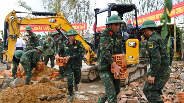 “Nau kan Quang Trung” ndal-Ndâk ngih, ndâk nuih n’hâm ƀon lan 		Ăp rmôt tahen ngăch ndal.