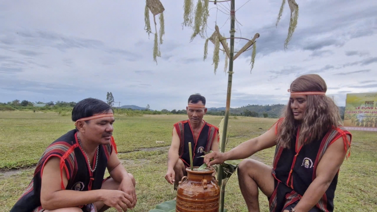 Bi mdih dŭm klei bhiăn đưm mơ̆ng krĭng lăn Gia Lai