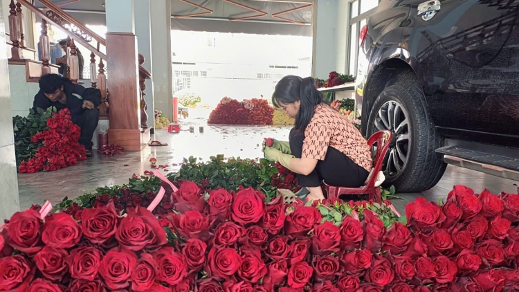 Mơdêk ki kơnâ ƀă pêi lo liăn ing reăng rô sa