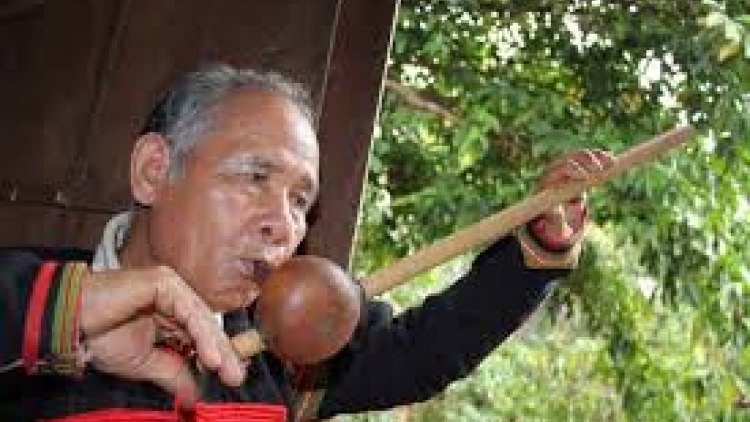 Mtă mtăn kơ amai adei  (Dặn dò chị em)