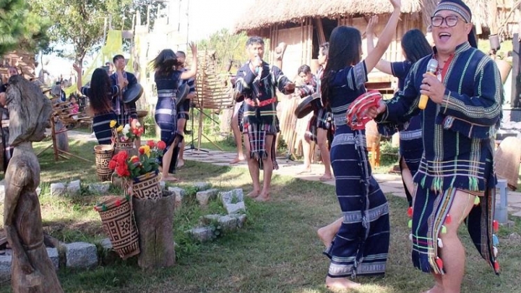 Sang bơhiàn ờ niam bau kòn