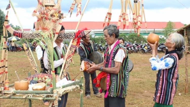 Sang  bơhiàn ờ niam bau kòn