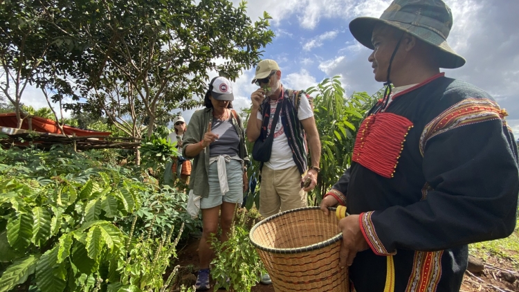 Ôm hyô pơlê cheăm Rơđế tung rôh mot tơrŭm cheăng ƀă kong têa ê