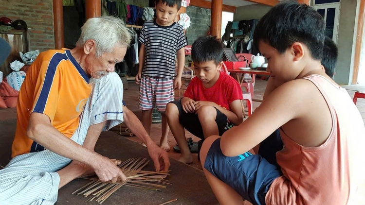 Quốc dân Đại hội Tân trào – Ki apoăng dêi Kuô̆k hô̆i Việt Nam  Tiền thân của Quốc hội Việt Nam