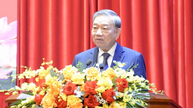 Tổng Bí thư đă rgâl mhe uĕh trong kan ntĭm nti cán bộ  