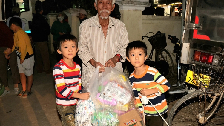 បណ្ដារថយន្តនាំយកនូវមនោសញ្ចេតនាជនរួមជាតិ ទៅជូនប្រជាជននៅតំបន់ព្យុះជំនន់។