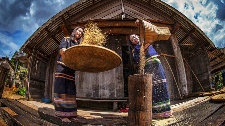 Bi mni kơ Awa Hô (Ca ngợi Bác Hồ)